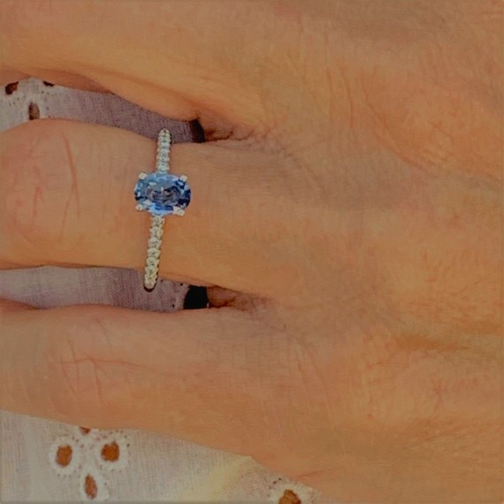 Bague MONDELLO or blanc 750 / °° diamants saphir bleu 1.05 carat